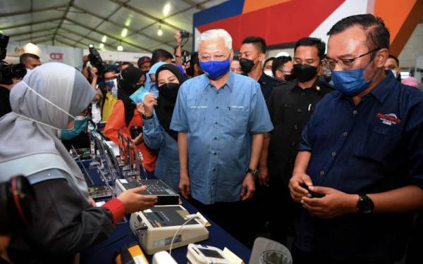 Ismail Sabri (tengah) melawat ruang pameran pada Majlis Perasmian Minggu Pendidikan Teknikal dan Latihan Vokasional (TVET) Negara (MTN) di Politeknik Sultan Salahuddin Abdul Aziz Shah hari ini. Foto Bernama