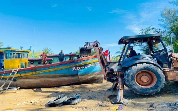 Sebuah bot nelayan Vietnam yang menceroboh perairan negara dan mencandat sotong tanpa kebenaran pada tahun lalu dimusnahkan setelah dilucut hak pada Ahad.