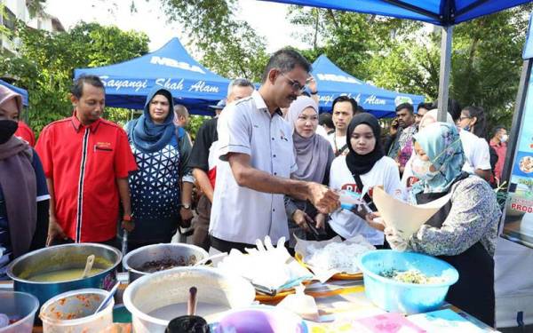 Ahli Majlis MBSA merangkap Pengerusi Majlis Perwakilan Penduduk Zon 14 Shah Alam, V Papparaidu (depan kiri) melawat sebuah gerai di Bazar Pagi @27 Shah Alam di Jalan Bukit Raya 27/8, Seksyen 27 di sini pada Ahad.