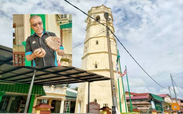 Puncak Menara Masjid Serkam Pantai yang dipanah petir. Zakaria menunjukkan serpihan batu puncak menara yang ditemui di ruang solat utama Masjid Serkam Pantai, di sini, pada Isnin.