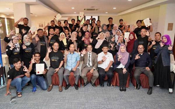 Mohd Nurkhuzaini (duduk, tengah) bersama 40 graduan UBES 3.0 yang menamatkan kursus mereka pada Ahad.