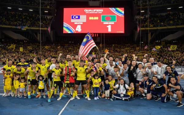 Pemain Harimau Malaya meraikan kemenangan selepas menewaskan pasukan Bangladesh pada Perlawanan Kumpulan E, Pusingan Akhir Kelayakan Piala Asia 2023 di Stadium Nasional Bukit Jalil, pada Selasa lalu.- Foto Bernama