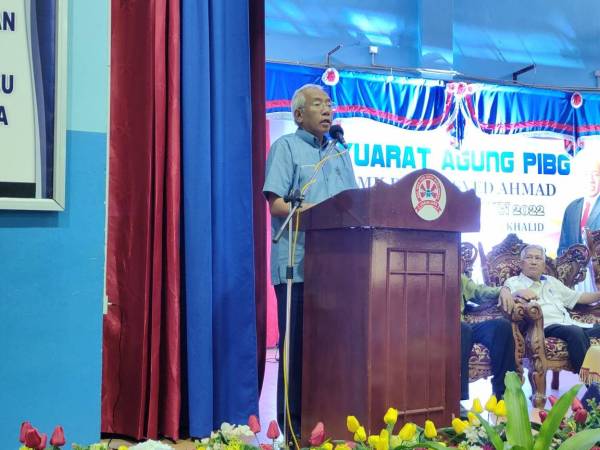 Mahdzir ketika berucap merasmikan mesyuarat PIBG di SMK Datuk Syed Ahmad di Kuala Nerang pada Isnin. 