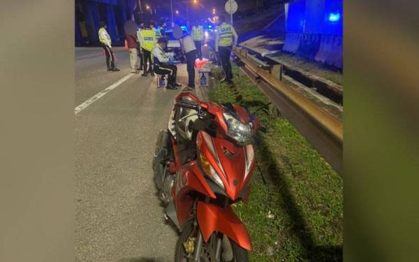 Seorang pemandu Perodua Bezza dikesan polis setelah melanggar penunggang motosikal dalam sekatan jalan raya (SJR) di Kilometer 0.4 berhampiran Plaza Tol Lebuhraya Sistem Penyuraian Trafik Kuala Lumpur Barat (Sprint). - Foto PDRM 