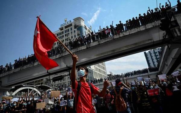 Gambar fail menunjuk tunjuk perasaan menentang rampasan kuasa tentera di Yangon, yang turut berlaku di serata Myanmar pada tahun lalu. - Foto AFP