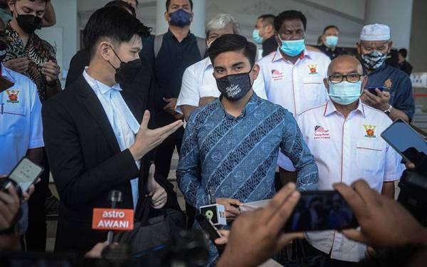 Syed Saddiq (tengah) hadir di Kompleks Mahkamah Kuala Lumpur bagi perbicaraan hari pertama kes yang dihadapinya. -Foto Bernama