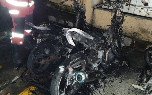 Keadaan motosikal yang musnah terbakar di tempat letak kenderaan Flat Taman Samudera pada Selasa.