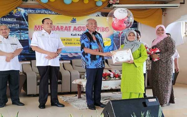 Mahdzir (tiga dari kiri) menyerahkan sijil dan cenderahati kepada pelajar SMK Padang Terap yang memperoleh keputusan cemerlang dalam peperiksaan Sijil Pelajaran Malaysia (SPM).