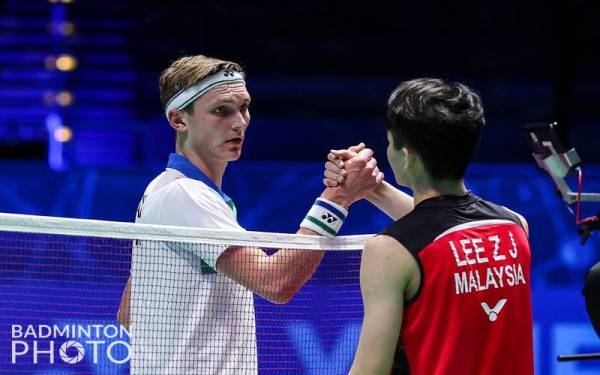 Axelsen (kiri) dan Zii Jia ketika menyertai satu kejuaraan sebelum ini.