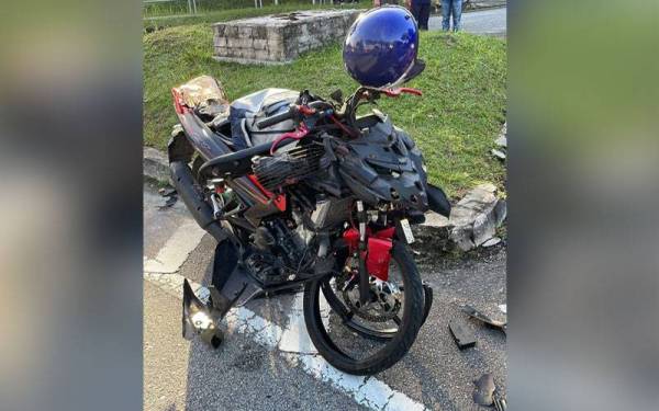 Keadaan motosikal ditunggangi mangsa selepas bertembung dengan sebuah MPV.