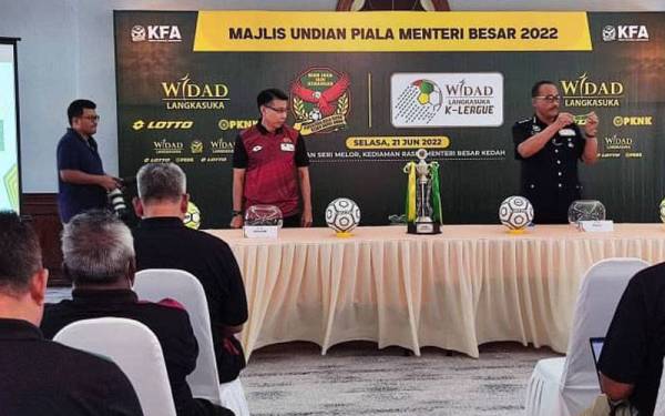 Tan Cheng Hoe (berdiri, dua dari kiri) pada Majlis Undian Piala Menteri Besar Kedah 2022 di Dewan Seri Melor, Kediaman Menteri Besar Kedah, Alor Setar pada Selasa.