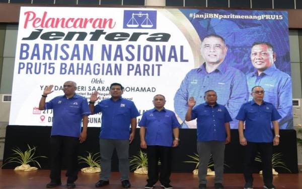 Saarani (tengah) hadir menyempurnakan pelancaran Jentera BN Parlimen Parit pada Selasa.