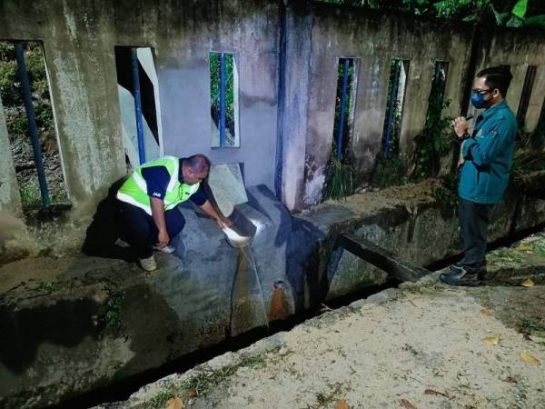 Anggota penguat kuasa JASNS melakukan pemeriksaan ketika Ops Burung Hantu Jumaat lalu. - Foto JASNS