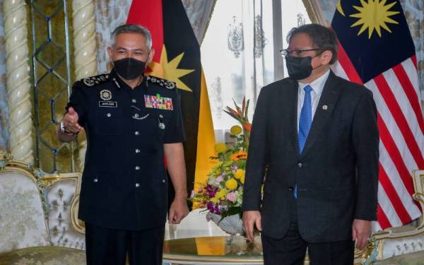 Premier Sarawak Tan Sri Abang Johari Tun Openg (kanan) menerima kunjungan hormat Ketua Polis Negara Tan Sri Acryl Sani Abdullah Sani di pejabatnya di Wisma Bapa Malaysia di Petra Jaya, pada Rabu. - Foto Bernama