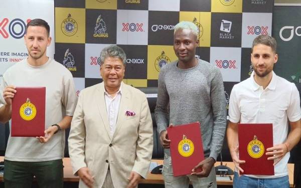 Stipe Plazibat (kiri), Sunday Kolawole (dua dari kanan) dan Luciano Guaycochea (kanan) selesai menandatangani kontrak sebagai pemain Perak FC bersama Abdul Azim.