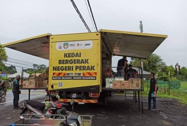 Kerajaan negeri akan menambah bilangan dan kekerapan jualan Kedai Bergerak Negeri Perak bagi membantu menangani kenaikan harga barang susulan pemansuhan subsidi barangan oleh kerajaan. - Foto pembaca