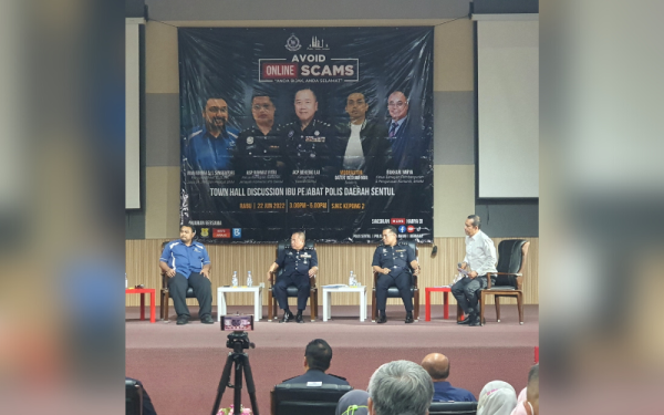 Eng Lai (tengah) ketika bercakap pada Sesi Town Hall IPD Sentul.