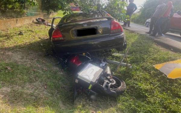 Keadaan kedua-dua kenderaan yang terbabas masuk ke dalam parit di bahu jalan. - Foto PDRM