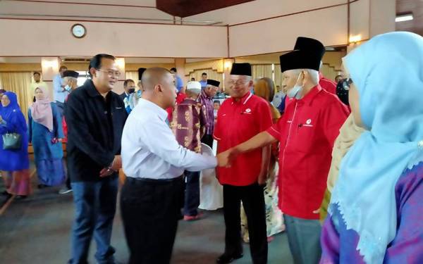 Saarani (dua dari kiri) beramah mesra dengan veteran UMNO ketika Program Menteri Besar Bersama Rakyat (Mesra) Bersama Majlis Bekas Wakil Rakyat (Mubarak) dan Veteran UMNO di Dewan Serbaguna Laman Seri Ridzuan pada Rabu.