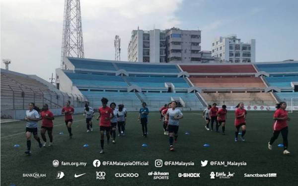 Pemain Malayan Tigress menjalani latihan di Stadium Bir Shrestha Shaheed Shihapi Mohammad Mostofa Kamal menjelang aksi persahabatan menentang Bangladesh pada Khamis. - Foto Football Association of Malaysia