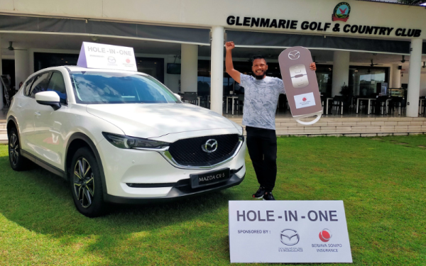 Safee berjaya membawa pulang kereta mewah, Mazda CX-5 apabila melakukan hole-in one di Kejohanan Golf Trofi Mazda 2022 di Glenmarie Golf &amp; Country Club (GGCC) pada Isnin lalu. - Foto IG supersafee_10