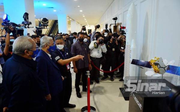 Suasana awal pagi menjadi semakin meriah dengan kehadiran Ismail Sabri bagi sama-sama menyaksikan pelancaran satelit paling canggih pernah dilancarkan oleh Malaysia.- Foto SINAR HARIAN / MOHD HALIM ABDUL WAHID