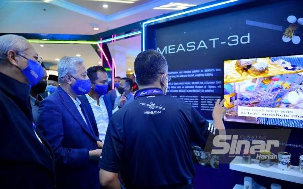 Ismail Sabri melihat galeri pameran ketika menyaksikan pelancaran satelit Measat-3d di Kourou, French Guiana di WKL pada Khamis. - Foto Sinar Harian MOHD HALIM ABDUL WAHID