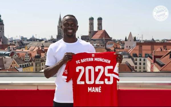 Mane bergambar bersama jersi Bayern Munich. - Foto Bayern Munich FC