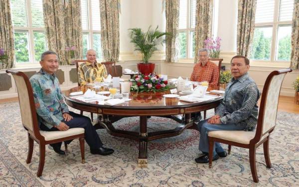 Sultan Nazrin dalam rangka lawatan empat hari ke Singapura bermula Selasa atas undangan Hsien Loong. - Foto Facebook Lee Hsien Loong