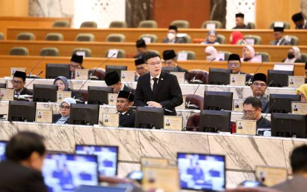 Lee Ting Han (berdiri) pada sidang DUN Johor ke-15 di Kota Iskandar pada Khamis.