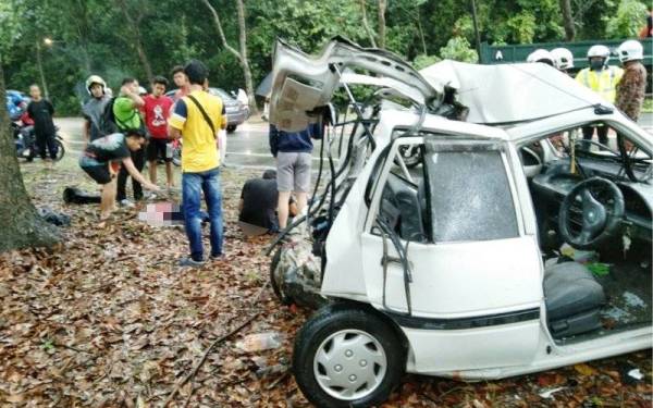 Kereta yang dinaiki mangsa remuk selepas dirempuh sebuah lori di Jalan Krubong Tampoi, pada Khamis.