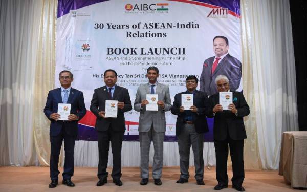 Vigneswaran (dua kiri) bersama Pesuruhjaya Tinggi India ke Malaysia BN Reddy (tengah) di majlis pelancaran buku &#039;ASEAN-India: Strengthening Partnership and Post-Pandemic Future&#039; sempena 30 tahun hubungan ASEAN-India yang diadakan di Taman Botani Perdana, pada Khamis. - Foto Bernama