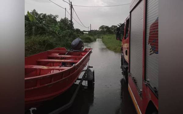 Antara jentera dan bot aluminium yang dikerahkan ke lokasi banjir. Foto Bomba.