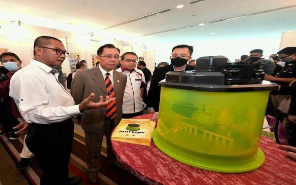 Rundi Utom (dua dari kiri) ketika melawat pameran hasilan pertanian berteknologi tinggi daripada Institut Penyelidikan dan Kemajuan Pertanian Malaysia (MARDI) pada perasmian program Agroinvest MARDI 2022 pada Jumaat. Foto Bernama