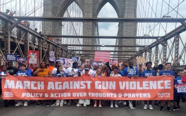 Orang ramai melintasi Jambatan Brooklyn ketika menghadiri 'March for Our Lives' salah satu siri bantahan di seluruh negara terhadap keganasan senjata api di New York pada 1 Jun lalu. Foto Reuters