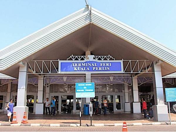 Terminal Feri Kuala Perlis merupakan salah satu pintu masuk ke Perlis selain Terminal feri Roll On-Roll Off (RoRo) Kuala Perlis, Kompleks Kastam dan Imigresen (ICQ) Padang Besar dan juga ICQ Wang Kelian.