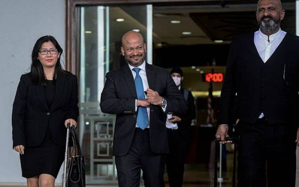 Arul Kanda (tengah) hadir sebagai saksi dalam perbicaraan kes pindaan laporan audit 1MDB selepas Mahkamah Tinggi membenarkan permohonan pihak pendakwaan pada Jumaat. -Foto Bernama