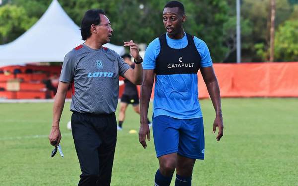 Kim Swee berkata sesuatu kepada Embalo semasa sesi latihan pasukan Sabah FC. - Foto Sabah Football Club.