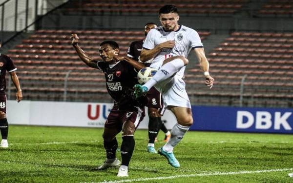 Antara aksi menarik KL City menentang PSM Makassar dalam perlawanan Kumpulan H saingan Piala AFC di Stadium Bolasepak Kuala Lumpur, Cheras pada Jumaat. - Foto Kuala Lumpur City