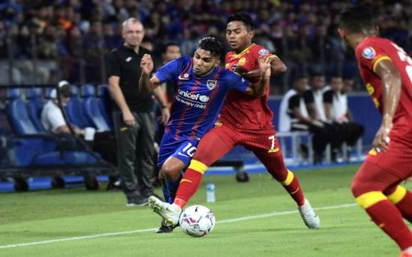 Velazquez cuba melepasi kekangan pemain Selangor, Mukhairi Ajmal Mahadi pada perlawanan Liga Super di Stadium Sultan Ibrahim pada Jumaat. - Foto Bernama