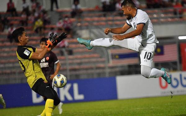 Antara aksi pemain KL City ketika menentang Makassar pada perlawanan pertama Kupulan H, Piala AFC di Stadium Bola Sepak Kuala Lumpur pada Jumaat. - Foto Bernama