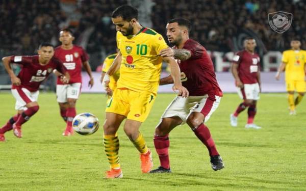 Pemain KDA FC, Mahmoud Al-Mardi (dua kanan) diasak pemain Bali United FC pada aksi Kumpulan G Piala AFC 2022 di Stadium Kapten I Wayan Dipta di Gianyar, Bali pada Jumaat. - Foto KDA FC