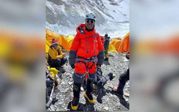 Elanghovan berdiri megah di puncak tertinggi Everest pada 9.17 pagi waktu Nepal (11.32 pagi waktu Malaysia) pada 12 Mei lalu sekali gus sebagai rakyat Malaysia tertua menakluk Gunung Everest. - Foto Bernama