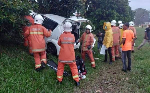 Keadaan kereta dinaiki mangsa yang maut dalam kemalangan di Jalan Kota Bharu - Kuala Terengganu dekat Sungai Tarom, di Setiu pada Jumaat. - Foto Ihsan Bomba