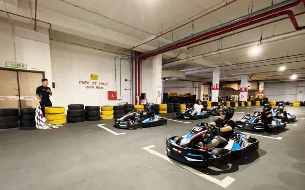 Tian Ker (depan, kanan) merasmikan program GO-Kart Legacy di Berjaya Megamall di Kuantan pada Sabtu.