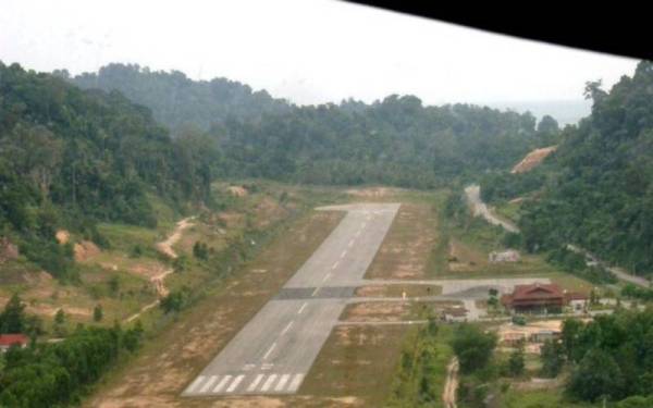 Cadangan panjangkan landasan Lapangan Terbang Pangkor perlu kajian mendalam. - Foto Bernama
