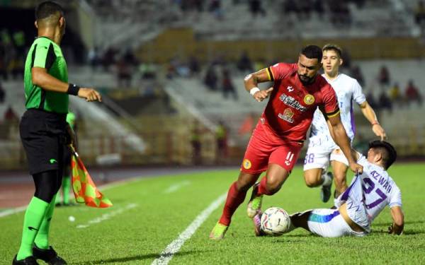 Matheus Alves (dua dari kanan) cuba melepasi pemain Sri Pahang, Azwan Aripin pada perlawanan Liga Super di Stadium Tuanku Abdul Rahman, Paroi malam ini. - Foto Bernama