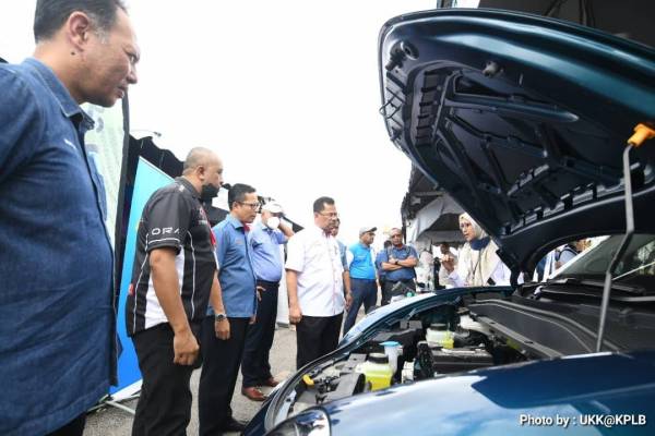 Che Murad (dua dari kanan) melihat pameran sempena Ekspo Institusi Pendidikan TVET@KPLB Tahun 2020 di Dataran Amanjaya Mall Sungai Petani Kedah.