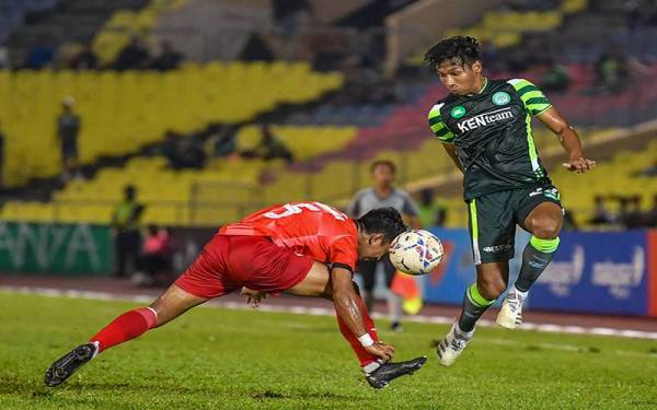 Pemain Melaka United FC Muhammad Syazwan Andik Mohd Ishak (kanan) mengelak asakan pemain Sarawak United FC Abdul Rahman Iswawi semasa beraksi pada Perlawanan Bola Sepak Liga Super di Stadium Hang Jebat dekat Krubong, hari ini.
Melaka United FC mendahului Sarawak United FC dengan keputusan 2-1 pada separuh masa pertama.
--fotoBERNAMA (2022) HAK CIPTA TERPELIHARA