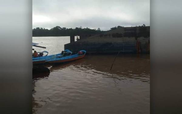 Dua pekerja sebuah kapal membawa muatan pasir hilang sementara dua orang lagi berjaya diselamatkan selepas kapal berkenaan karam di Sungai Batang Igan berdekatan Kampung Bungan Kecil, awal pagi Ahad. - Foto Faceook Sarikei Viral